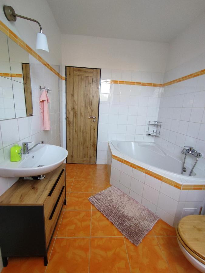 Ferienwohnung Ubytovani Ema Valtice Exterior foto