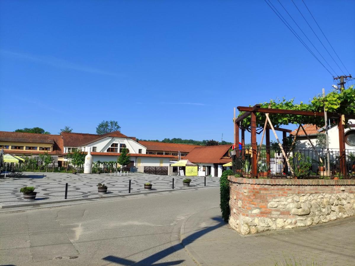 Ferienwohnung Ubytovani Ema Valtice Exterior foto