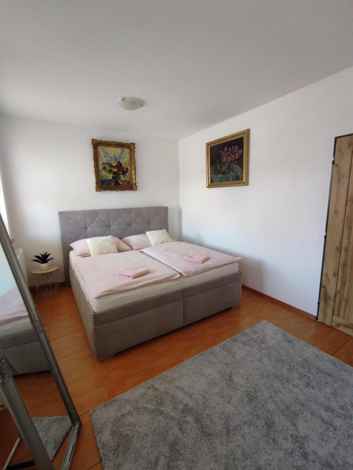 Ferienwohnung Ubytovani Ema Valtice Exterior foto